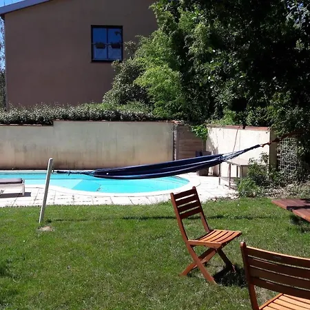 2 Dans Demeure Confortable Et Couette-café 4*